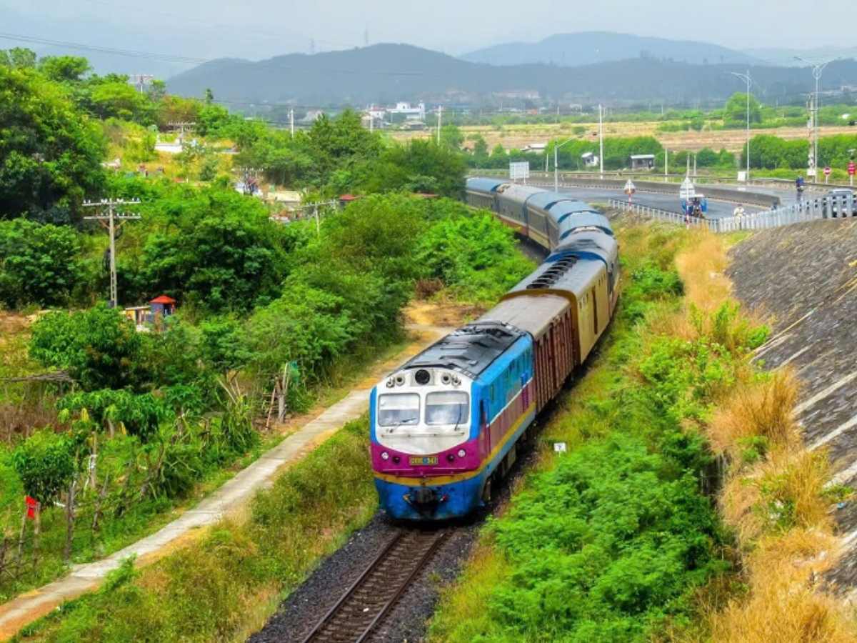 Tàu hỏa là phương tiện phù hợp cho những ai yêu sự chậm rãi và thích ngắm cảnh.