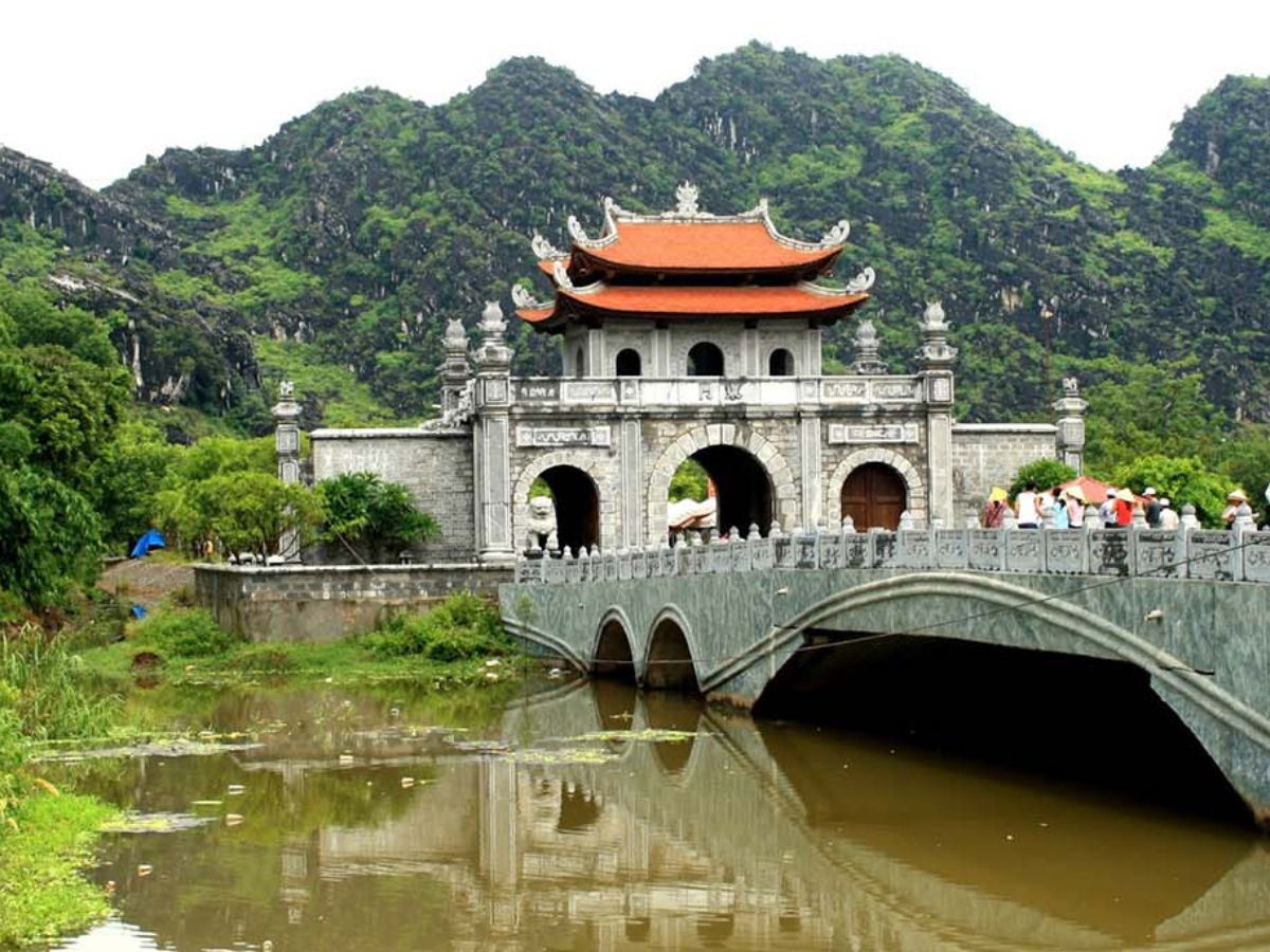 Đi sâu thêm bạn đến Cố đô Hoa Lư và đền vua Đinh Lê nơi lưu dấu thời kỳ độc lập tự chủ.