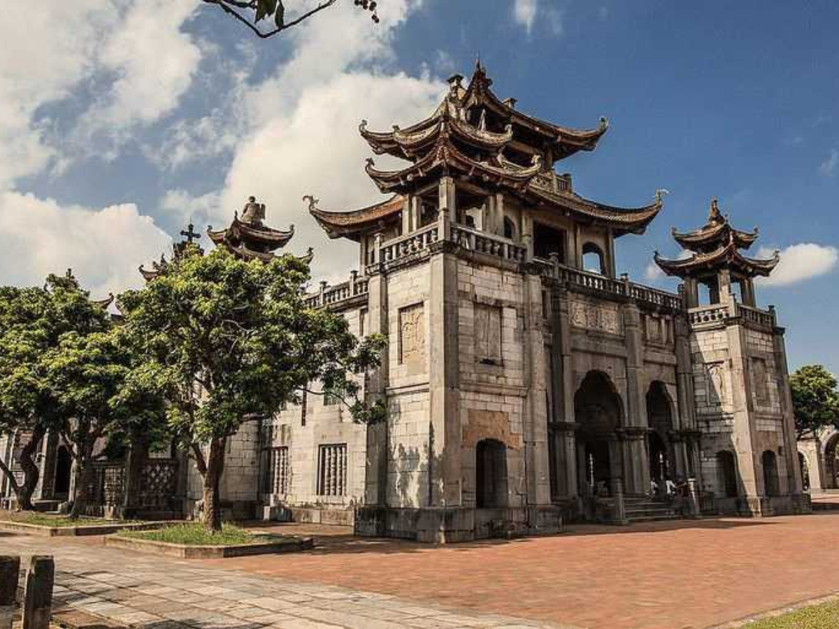 Rời Tam Điệp bạn có thể ghé nhà thờ đá Phát Diệm hơn 120 năm tuổi vẫn giữ vẻ tinh xảo.