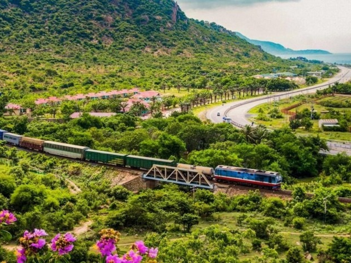 Tàu hỏa là trải nghiệm phù hợp nếu bạn muốn hành trình yên tĩnh thoải mái và ngắm cảnh.