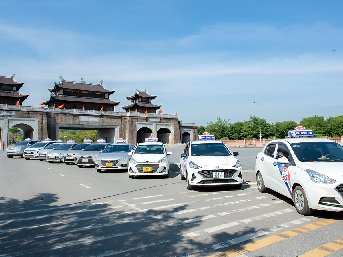 Taxi hay dịch vụ ô tô riêng là phương án di chuyển nhanh nhất và thuận tiện nhất.