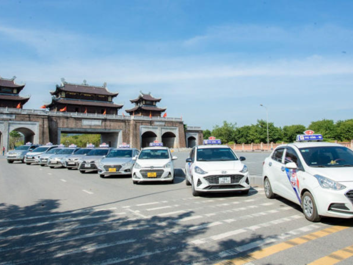 Taxi hoặc xe dịch vụ hợp đồng là lựa chọn tiện lợi cho hành trình linh hoạt hơn.