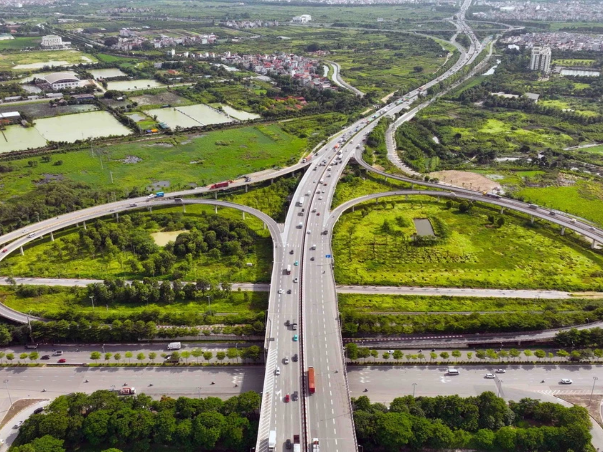 Quốc lộ 1A dài khoảng 100 km đi qua nhiều thị trấn làng quê giúp bạn vừa đi vừa ngắm cảnh.