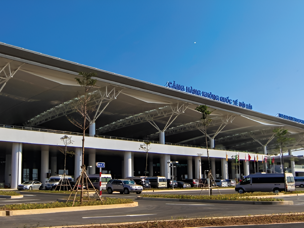 Khoảng cách từ sân bay Nội Bài đến trung tâm Ninh Bình dao động khoảng 95–100 km tùy cung đường.