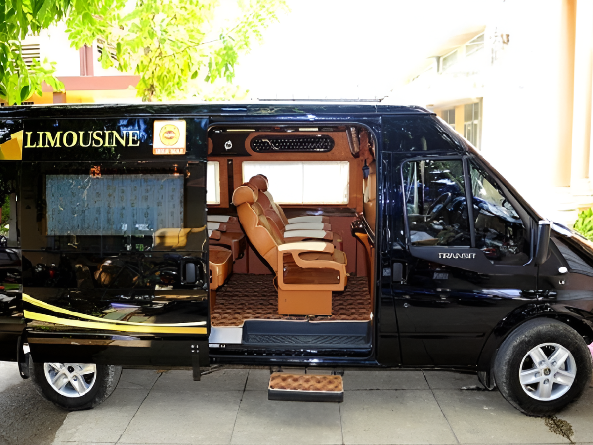Xe limousine là phương tiện được nhiều du khách chọn nhờ tiện nghi ghế êm điều hòa và đưa đón tận nơi.