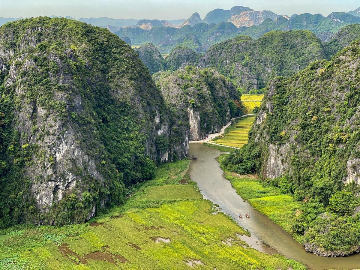 Ngày thứ hai bạn khám phá Tam Cốc Tràng An Hang Múa và chụp ảnh giữa cảnh núi non tuyệt đẹp.