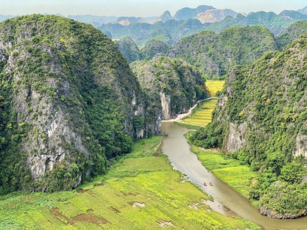 Tam Cốc thuộc quần thể Tràng An và được ví như Vịnh Hạ Long trên cạn của miền Bắc.
