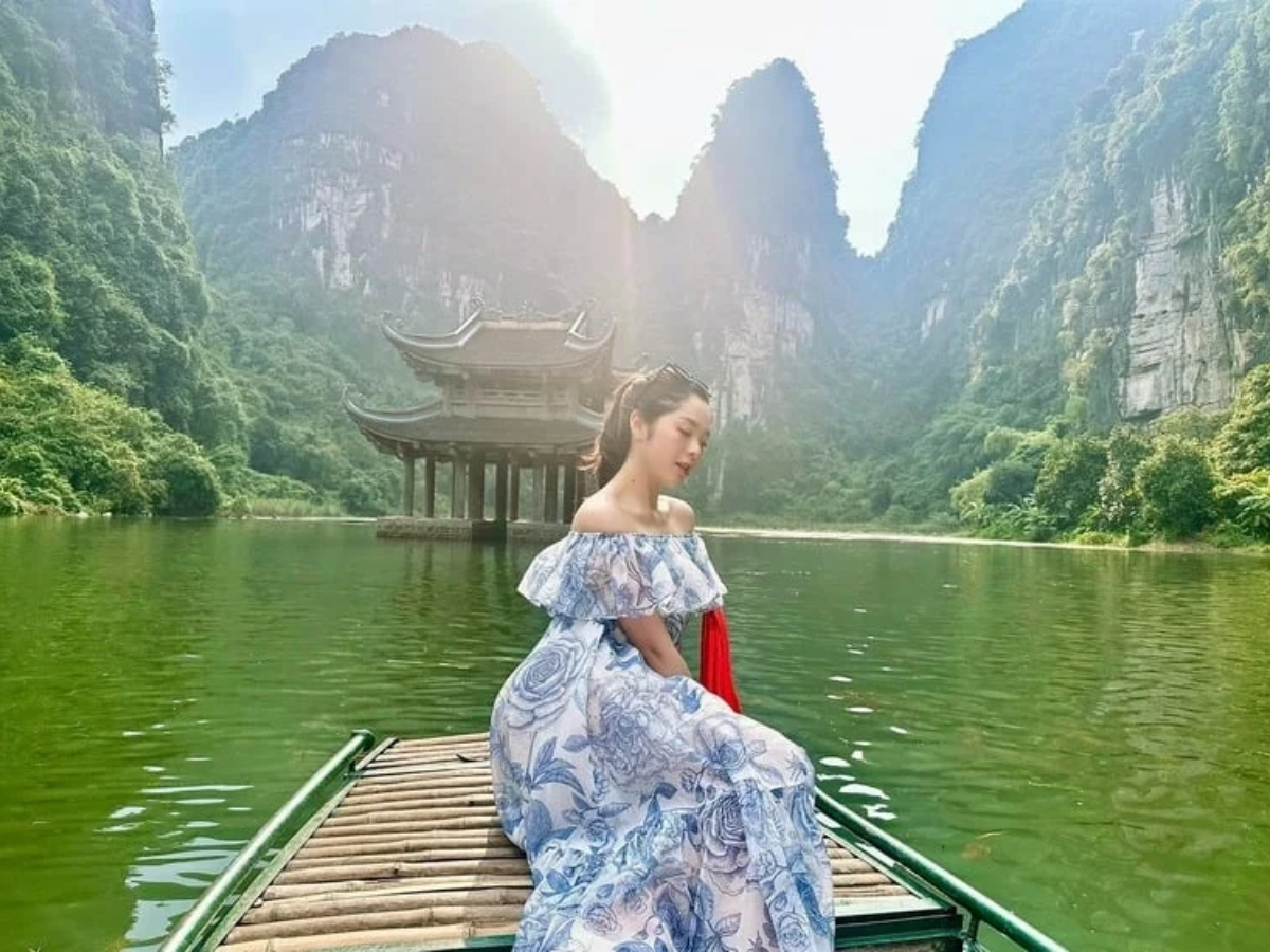 Đi Tràng An buổi sáng sẽ giúp bạn trải nghiệm trọn vẹn hành trình du thuyền trên sông.