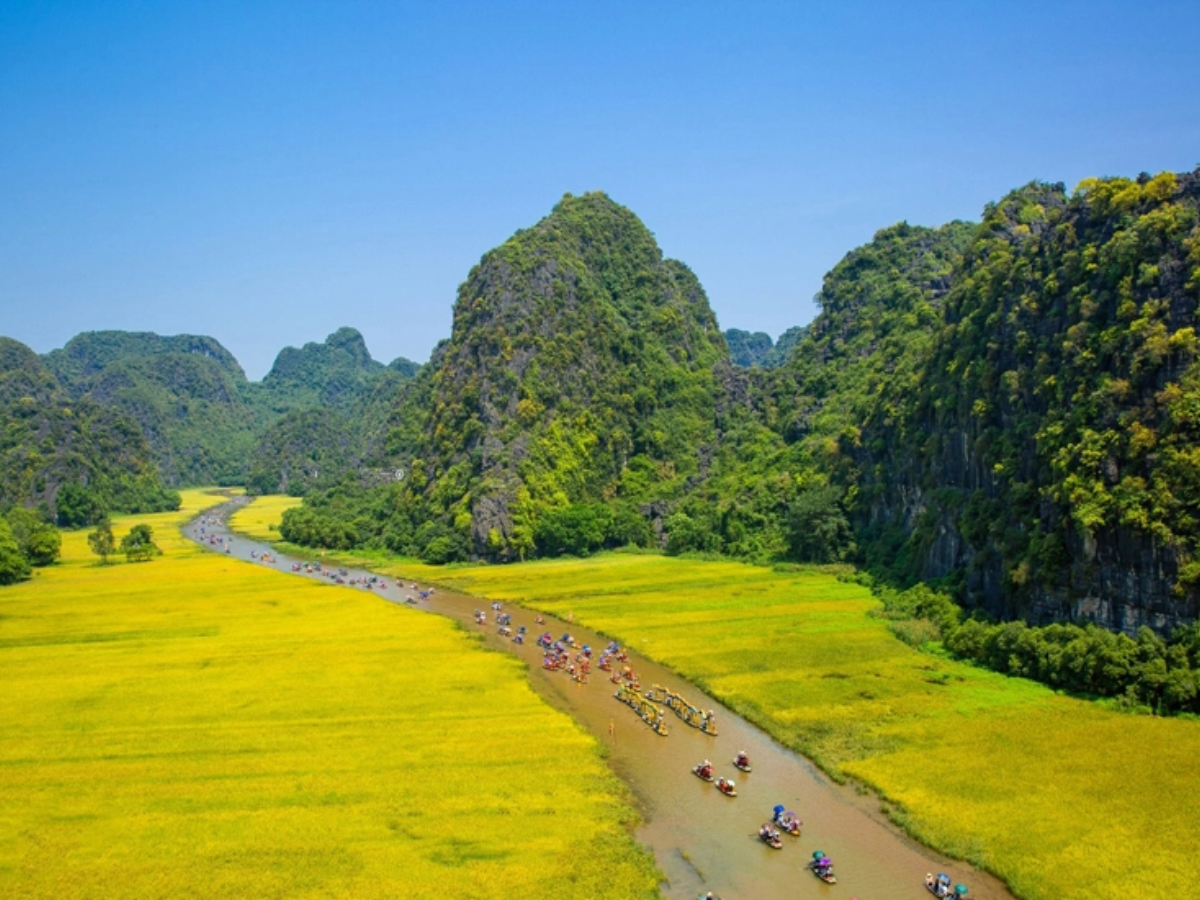 Tam Cốc nằm trong khu du lịch Bích Động và gần nhiều điểm tham quan nổi tiếng.