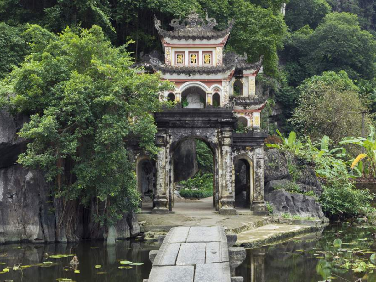 Đi Tam Cốc buổi sáng bạn có thể ghé chùa Bích Động và chiều khám phá Hoa Lư.