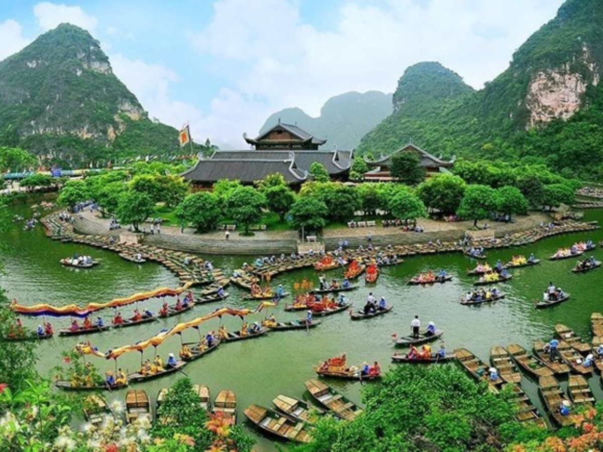 Tràng An là di sản thế giới UNESCO nổi bật với giá trị văn hóa và thiên nhiên độc đáo.