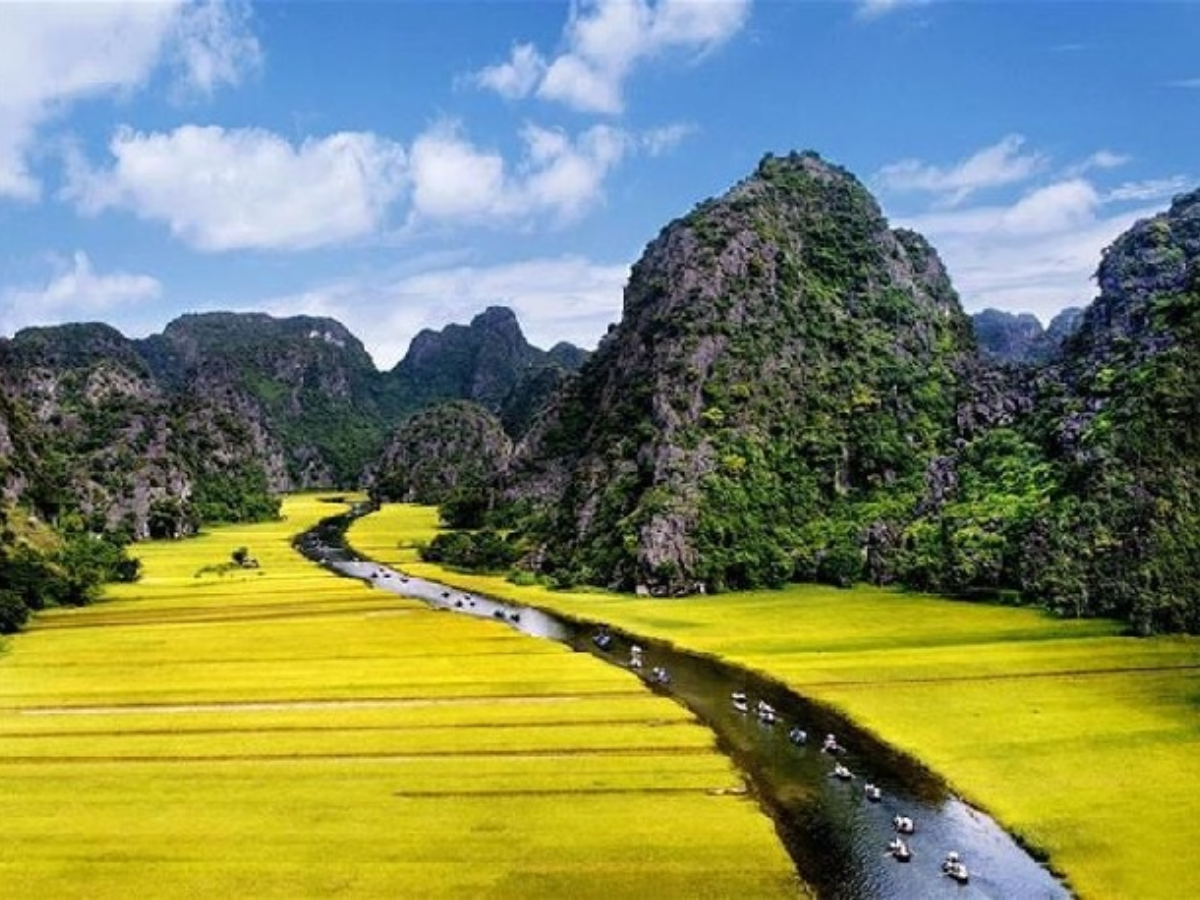 Tam Cốc thuộc phường Nam Hoa Lư và nằm rất gần Tràng An nên di chuyển thuận lợi.