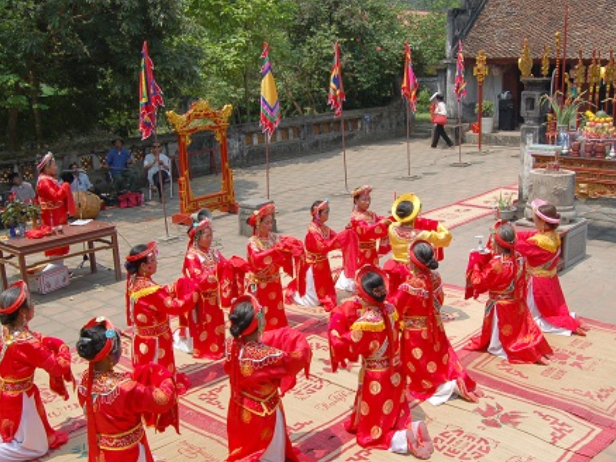 Lễ hội lớn nhất tại đền là lễ hội Trường Yên diễn ra từ mùng tám đến mười âm lịch.