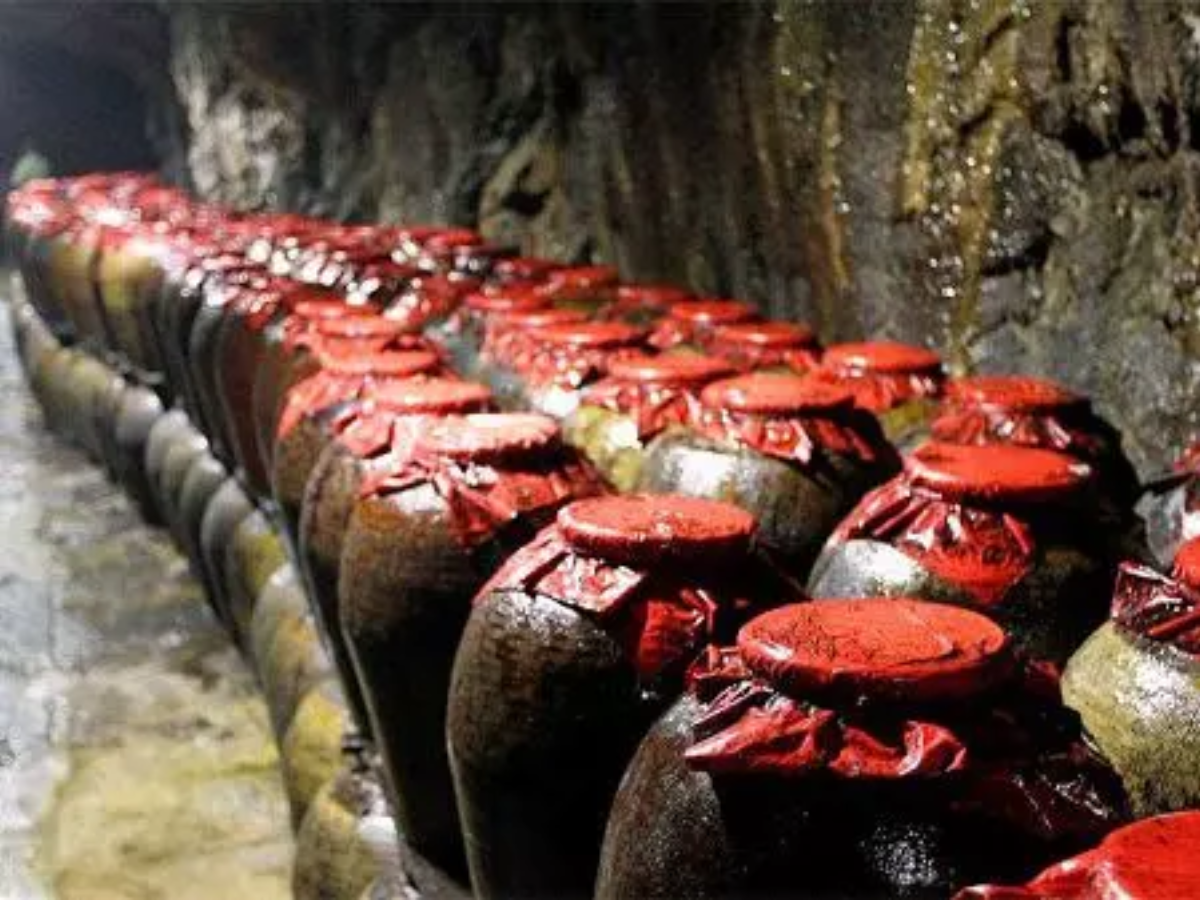 Bên trong hang trưng bày nhiều hiện vật khảo cổ liên quan đến quá trình nấu rượu xưa.