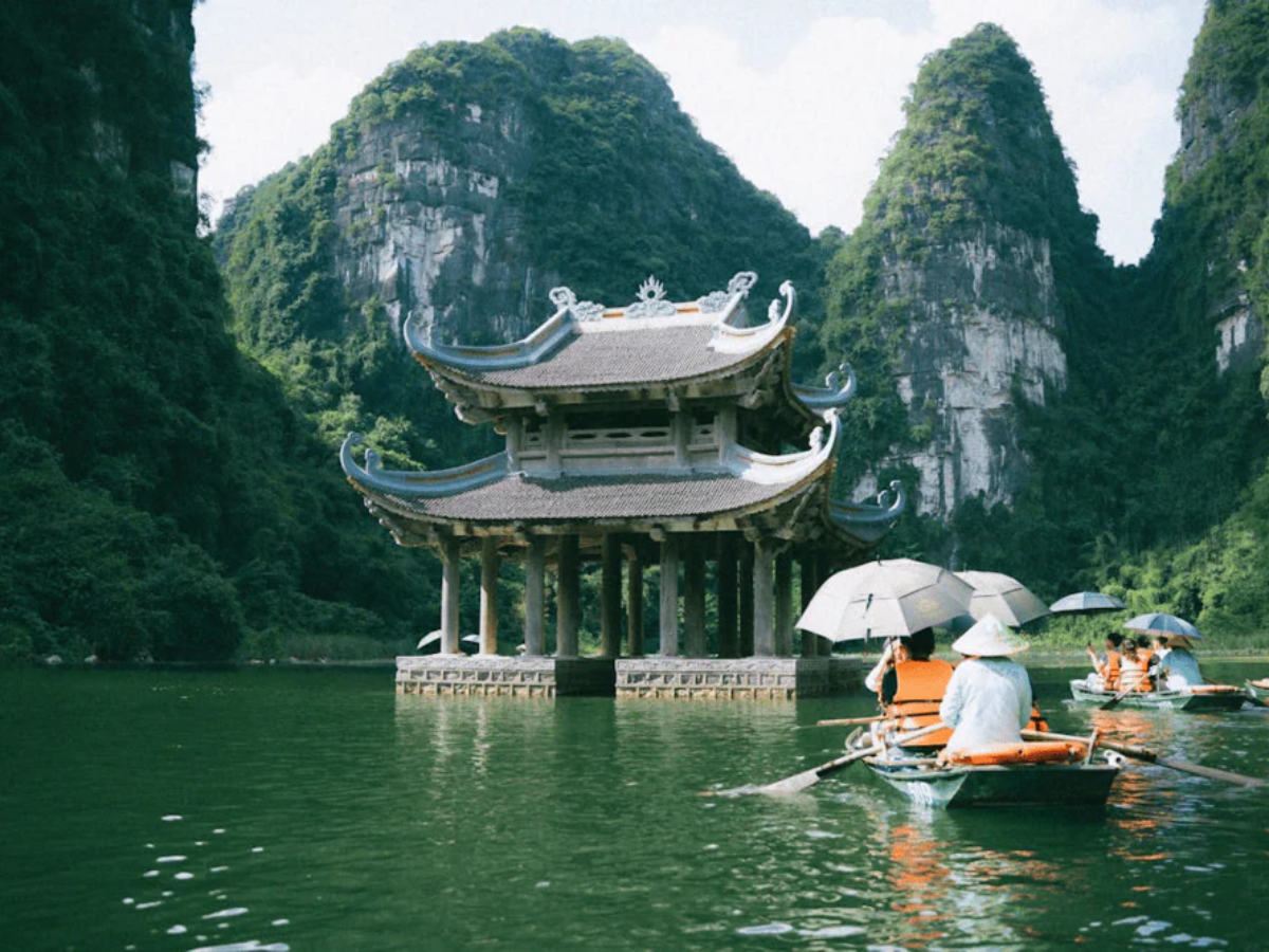 Hành trình đến Hang Nấu Rượu bắt đầu từ bến thuyền Tràng An giữa khung cảnh núi nước.