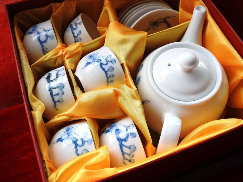 Các sản phẩm gốm Bồ Bát: bát đĩa, lọ hoa, đồ thờ men trắng được chế tác thủ công theo phong cách truyền thống.