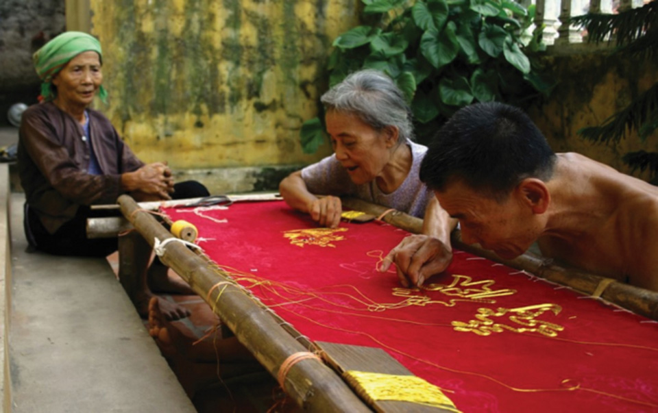 Nghệ nhân lớn tuổi tại Văn Lâm miệt mài thêu từng đường kim mũi chỉ – hình ảnh quen thuộc của làng nghề trăm năm