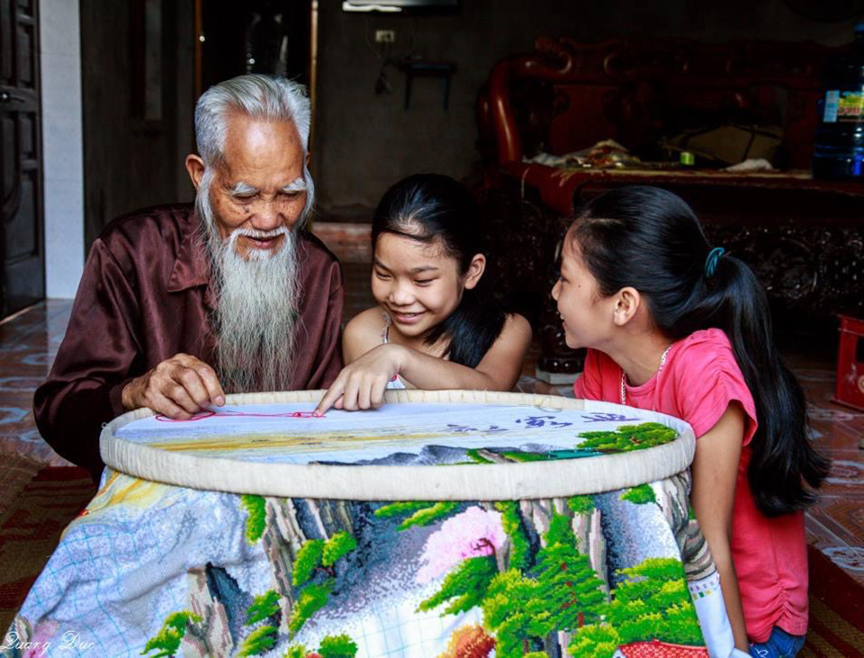 Sản phẩm thêu ren Văn Lâm với họa tiết mềm mại, tinh xảo – món quà lưu niệm được nhiều du khách yêu thích.