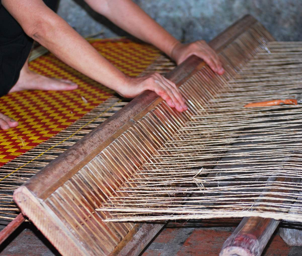 Đan nong mốt, nong đôi – những kỹ thuật cơ bản của nghề cói.