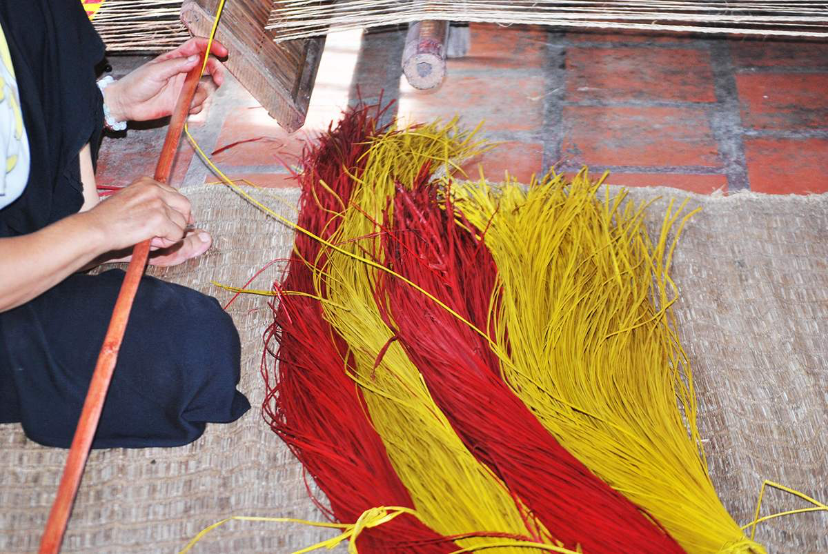 Xưởng cói Kim Sơn với quy trình làm hoàn chỉnh từ sợi đến thành phẩm – nơi được nhiều du khách lựa chọn mua sắm.