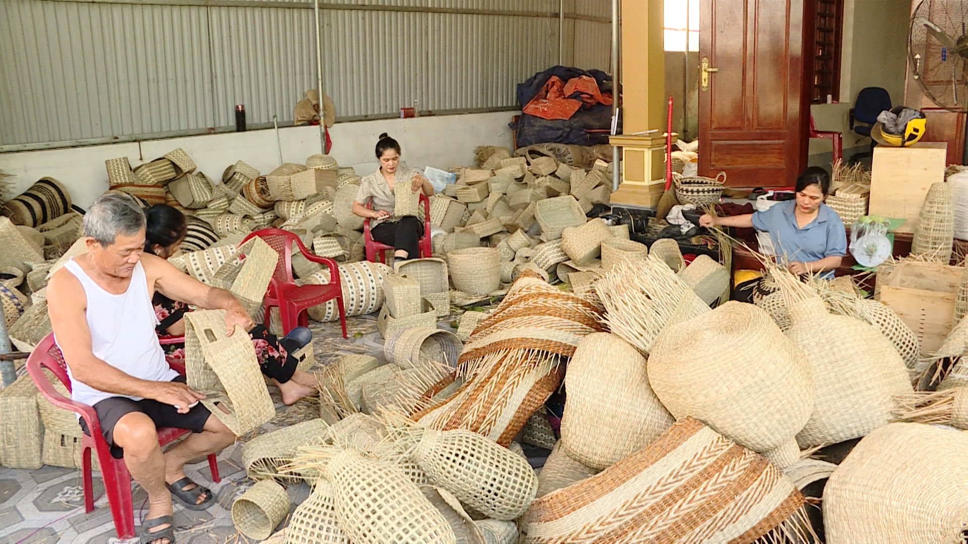 Du khách xem nghệ nhân chẻ cói, nhuộm màu và se sợi – quy trình lao động thủ công vẫn giữ nguyên đến ngày nay.