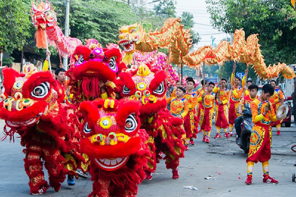Biểu diễn múa rồng – múa lân thu hút đông đảo người dân và du khách.