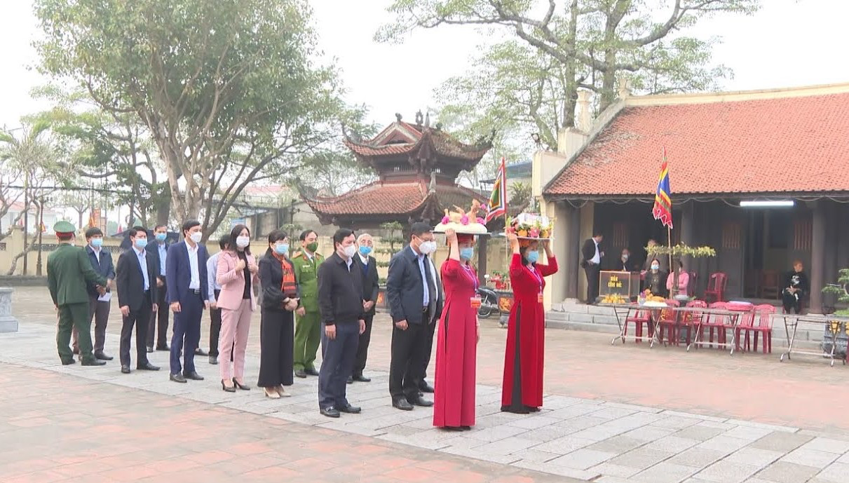 Đền Nguyễn Công Trứ mang dấu ấn kiến trúc Bắc Bộ cổ kính.