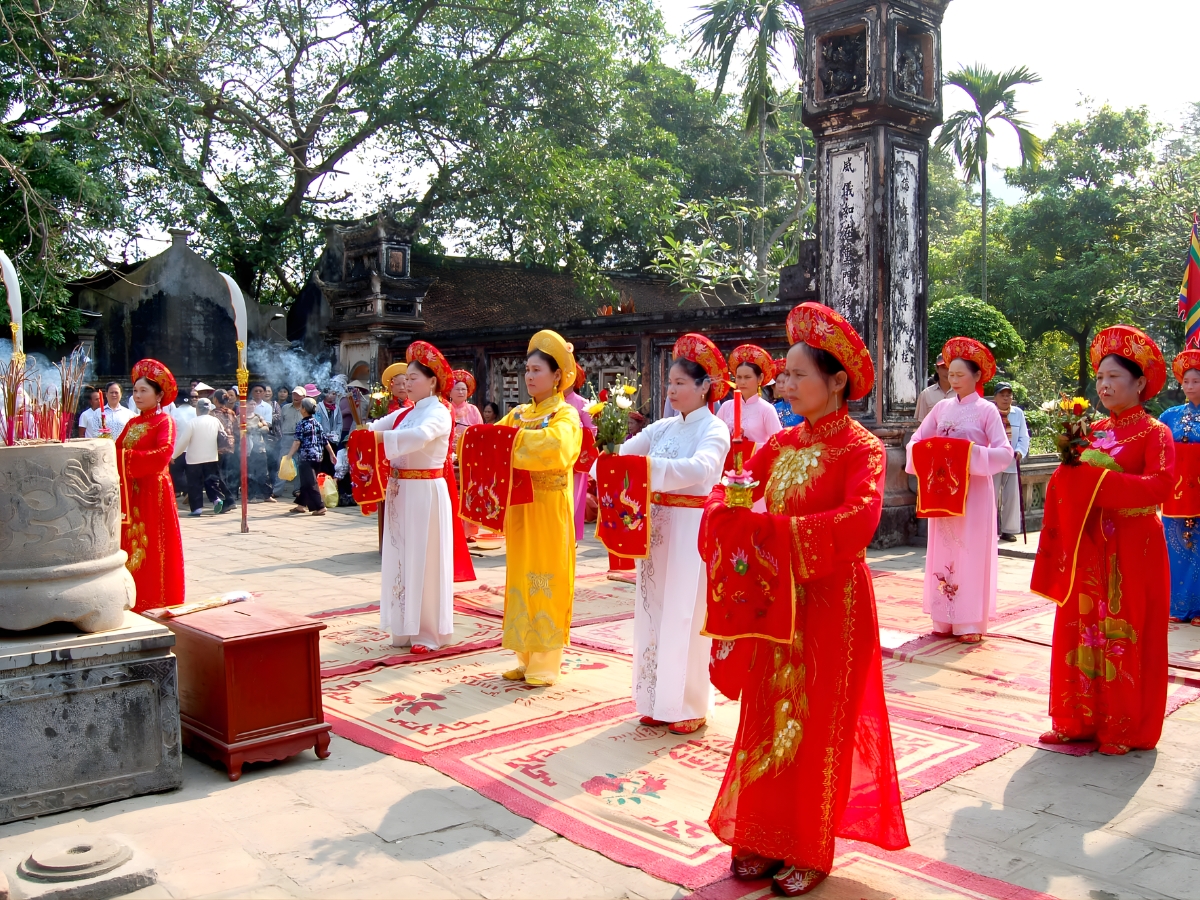 Lễ tế được thực hiện một cách trang nghiêm, thể hiện lòng thành kính của người dân với các vị vua Trần.