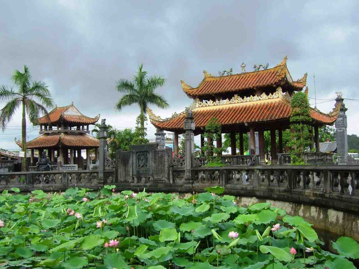 Kết hợp tham quan và chiêm bái tại Phủ Giầy.