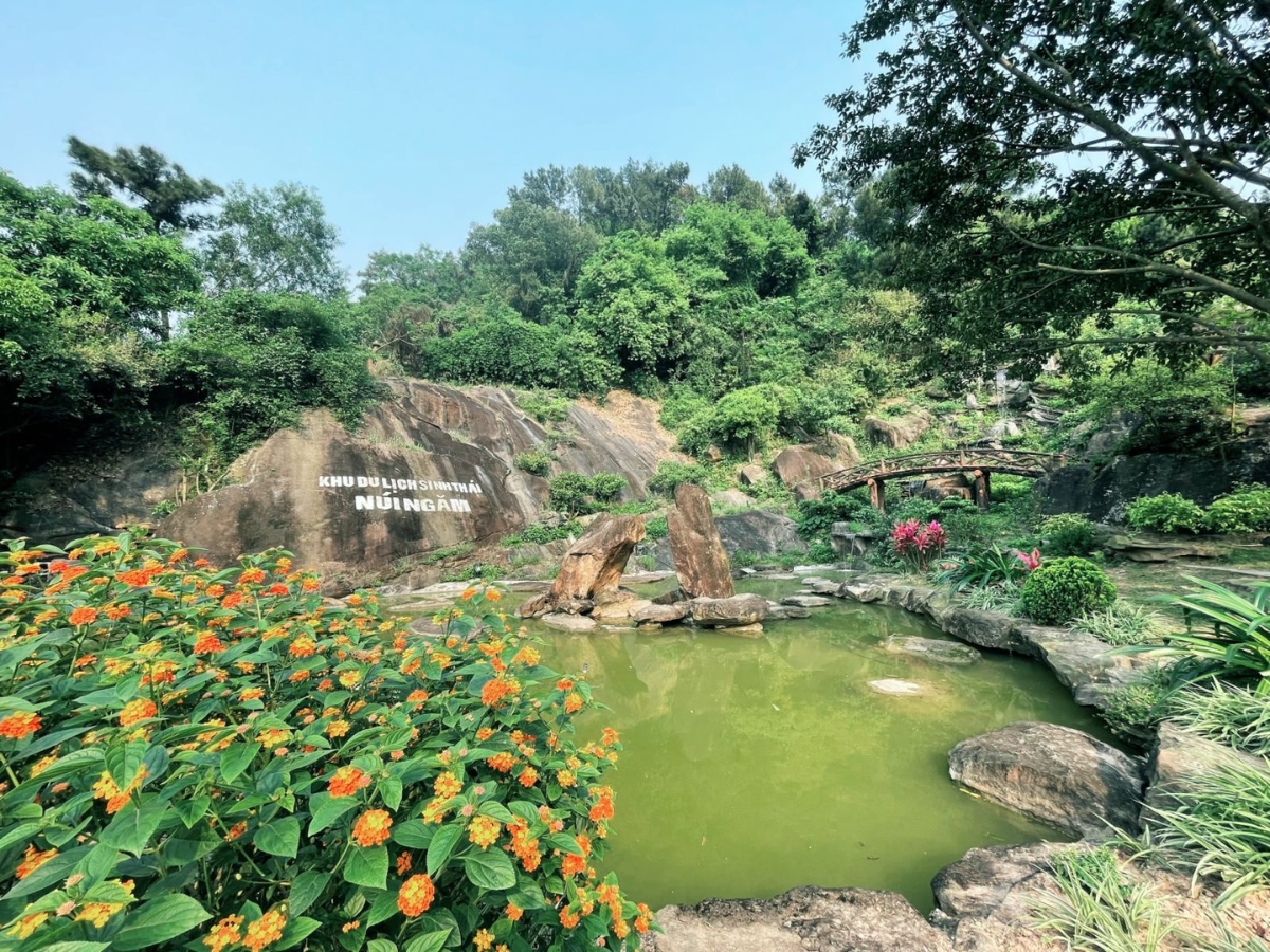 Khu du lịch sinh thái Núi Ngăm tọa lạc tại thôn Kim Thái, xã Minh Tân, tỉnh Ninh Bình.