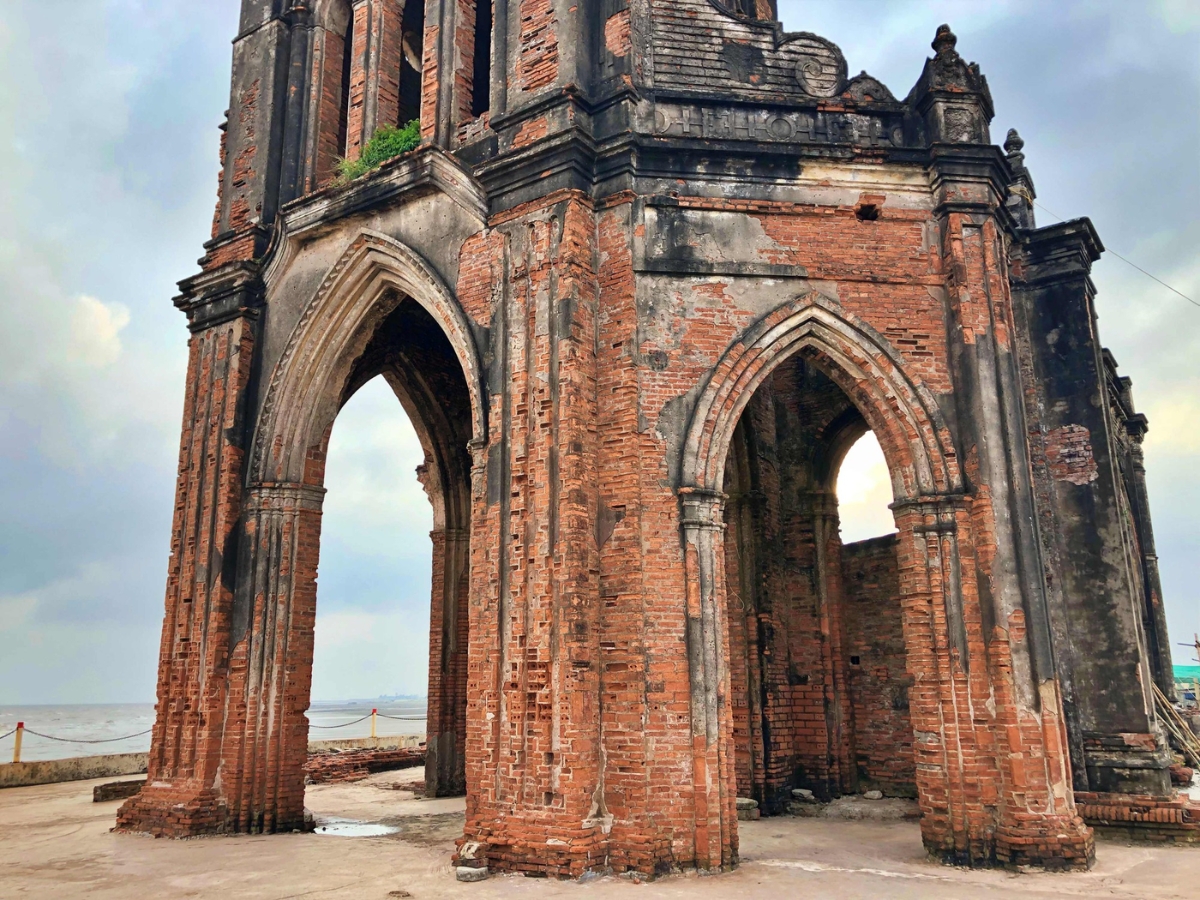 Lưu ý không leo trèo hay dựa vào tháp chuông để đảm bảo an toàn.
