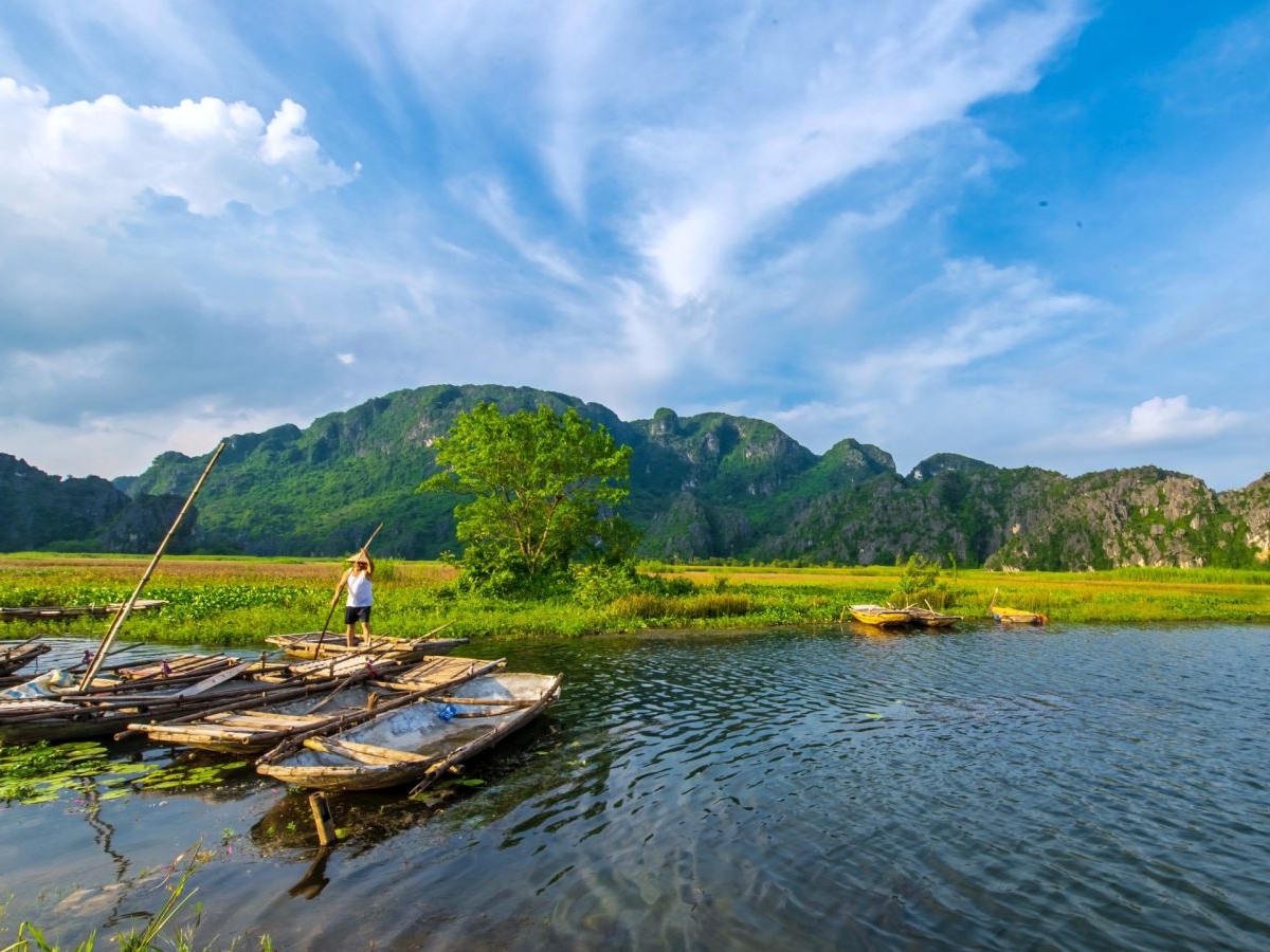 Hồ nước yên bình cùng cảnh quan thiên nhiên xanh mát mang đến cảm giác thư thái, dễ chịu cho du khách