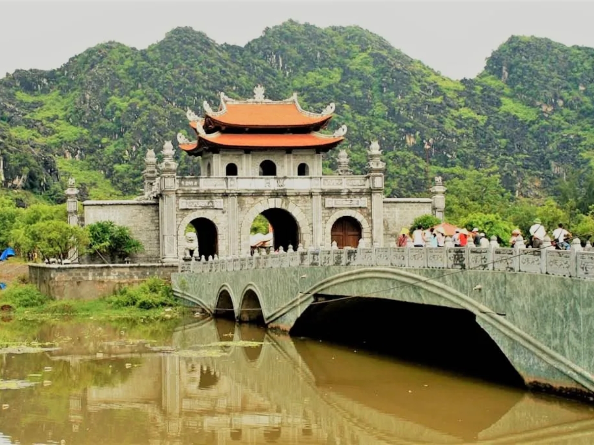 Tham quan Cố đô Hoa Lư và tìm hiểu những câu chuyện lịch sử gắn liền với triều đại Đinh, Lê.