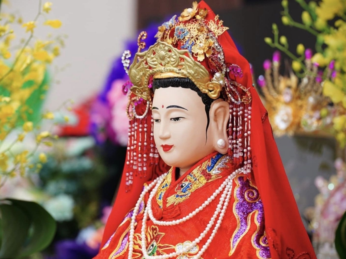 Người dân địa phương lập đền Dâu để tưởng nhớ và tôn thờ công đức của Thánh Mẫu Liễu Hạnh.