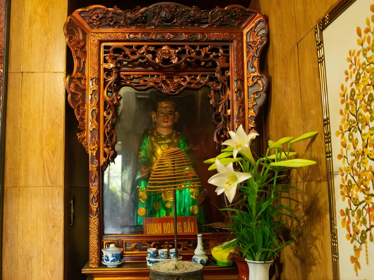 Bức tượng Quan Hoàng Bẩy với chiếc áo xanh và họa tiết hoa văn ánh vàng
