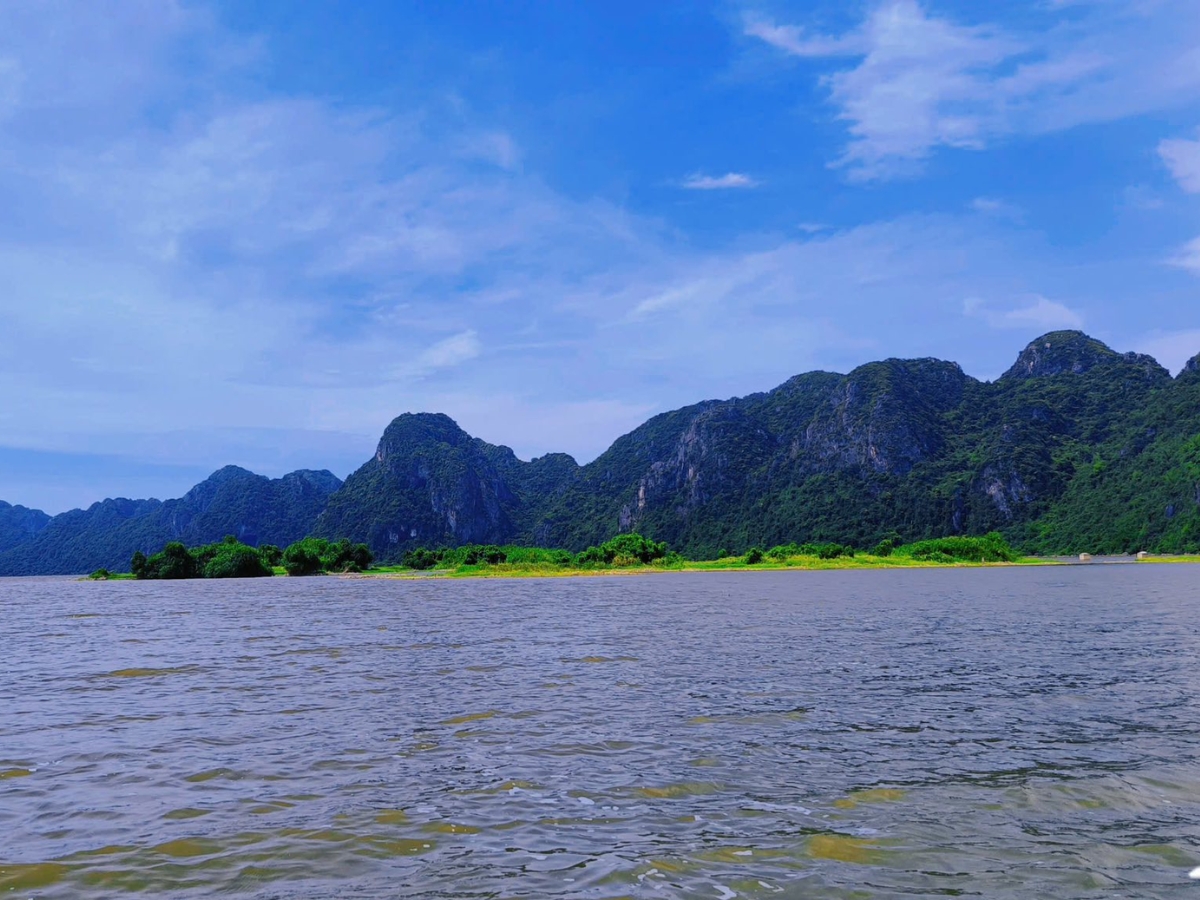 Hồ Đồng Thái sở hữu vẻ đẹp mộc mạc, tĩnh lặng cùng khung cảnh thiên nhiên thơ mộng