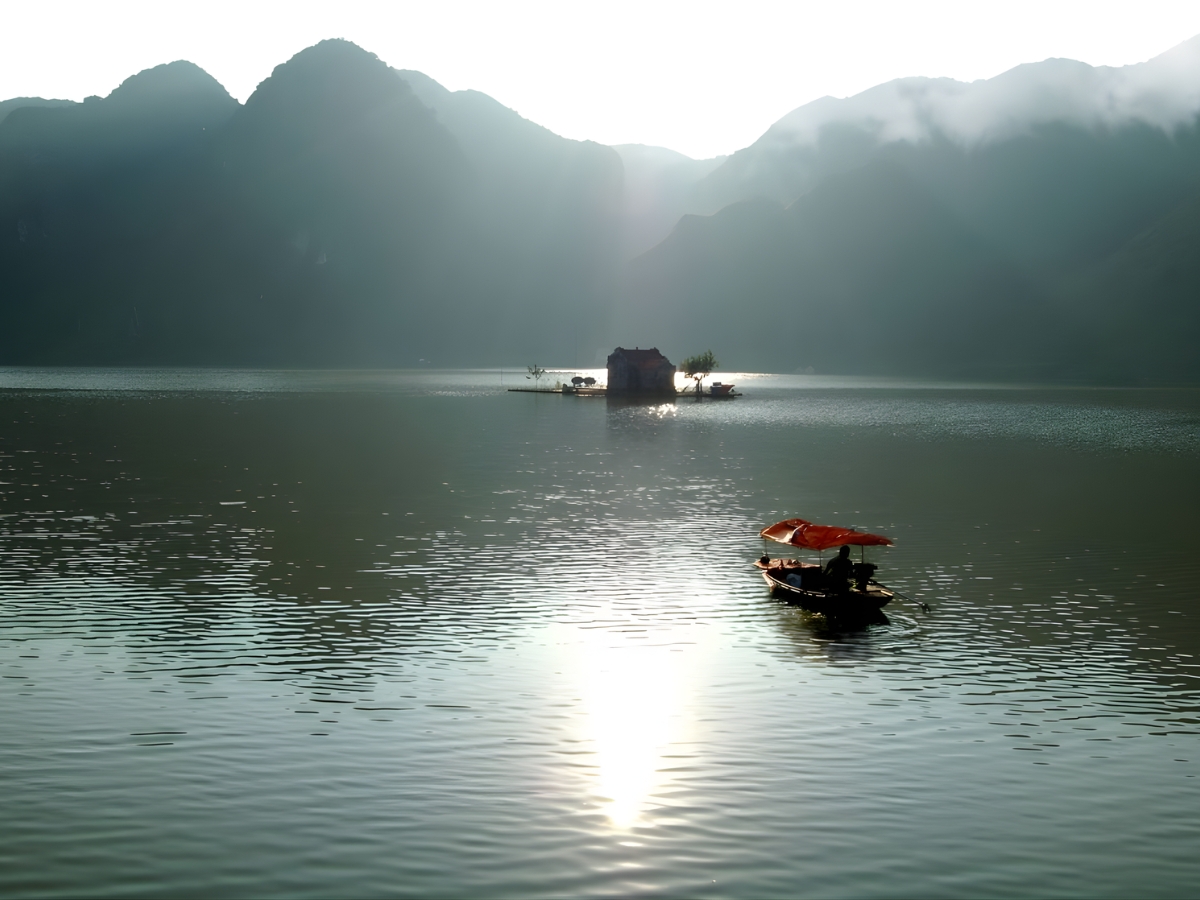 Con thuyền lướt nhẹ trên mặt nước, mang đến cho du khách cảm giác thư thái, bình yên.