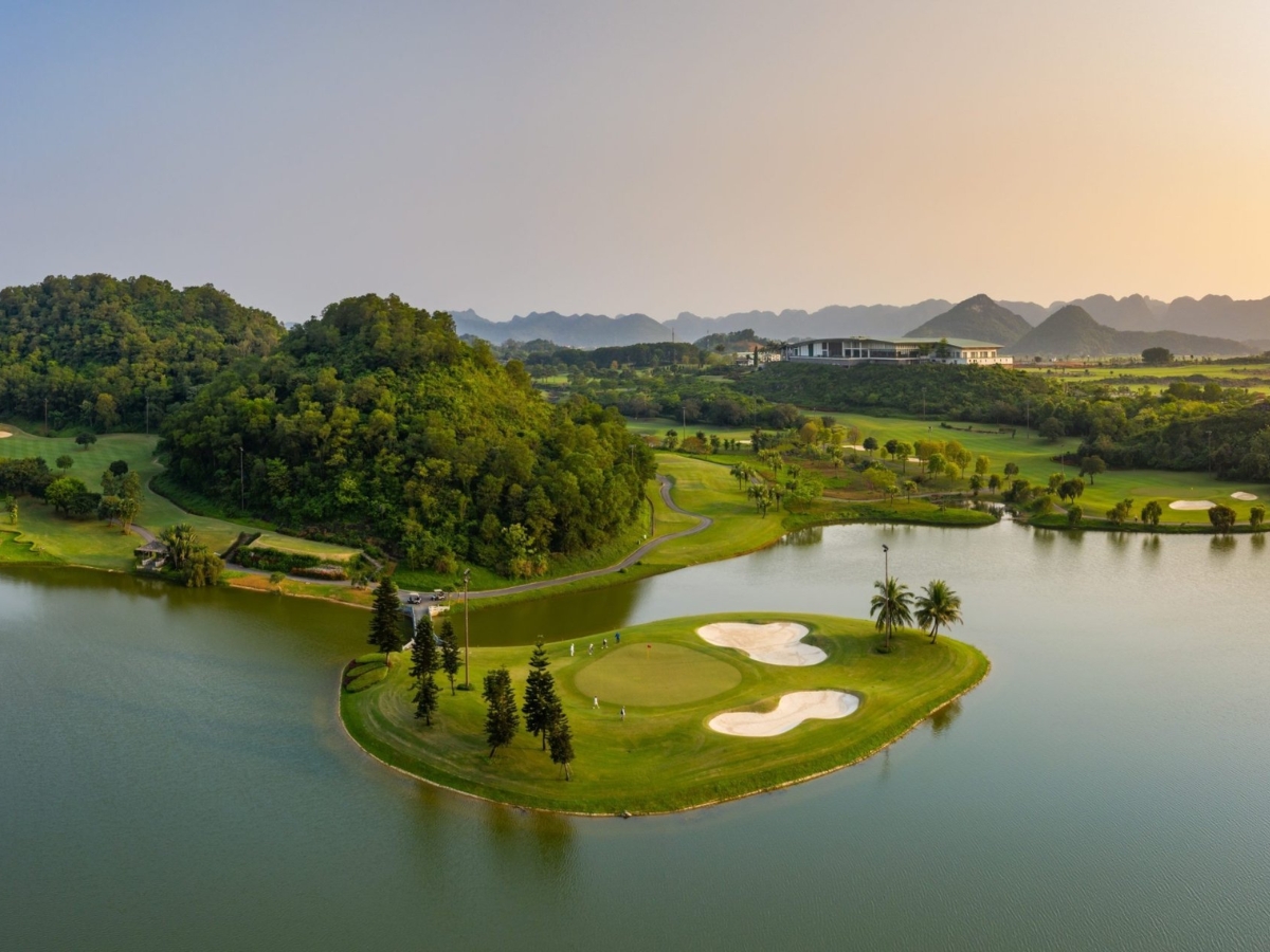 Trải nghiệm chơi golf tại sân golf Hoàng Gia.