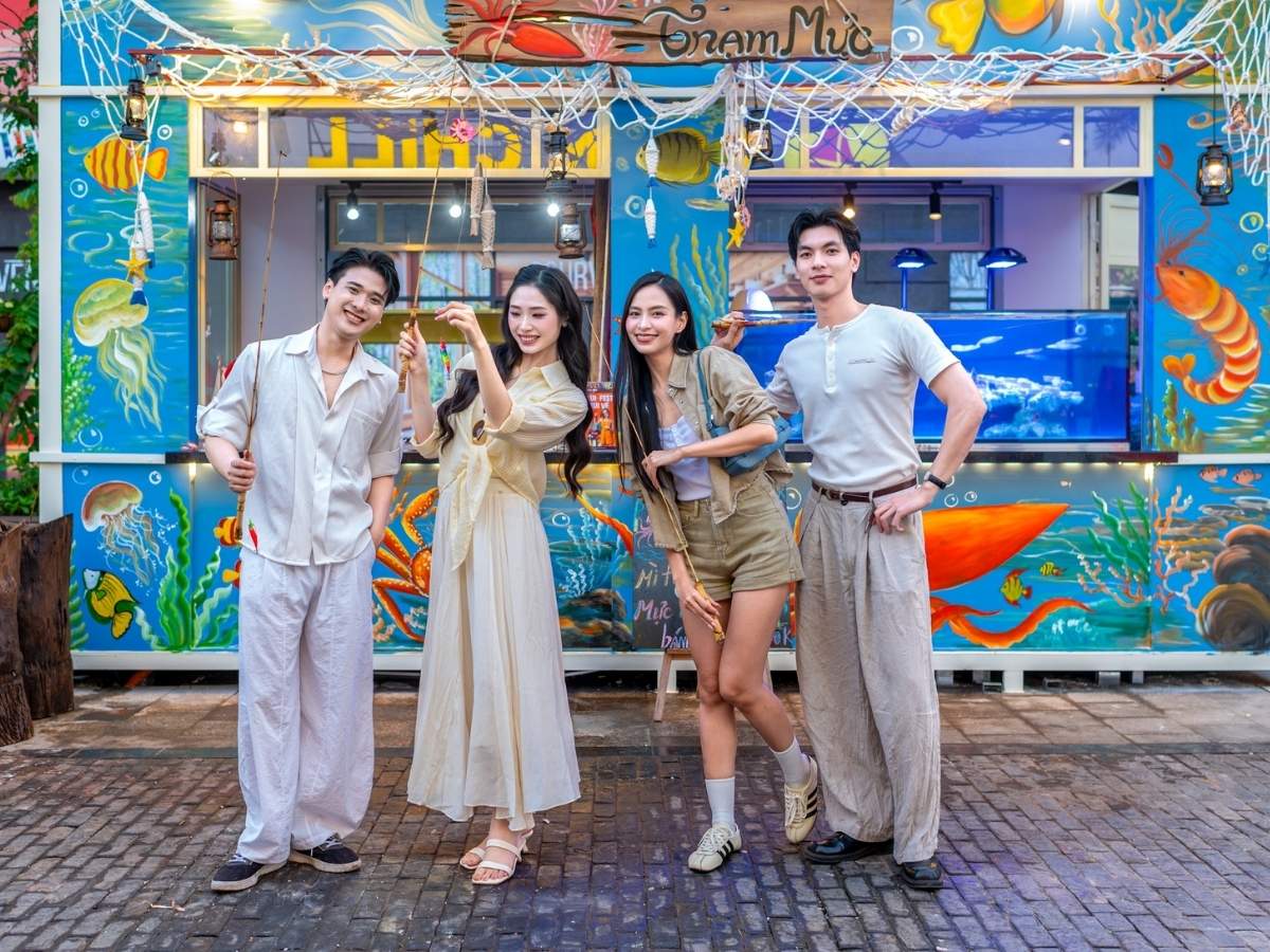Buổi tối là lúc hành trình trở nên trọn vẹn hơn khi bạn ghé thăm Vui Fest Hạ Long.