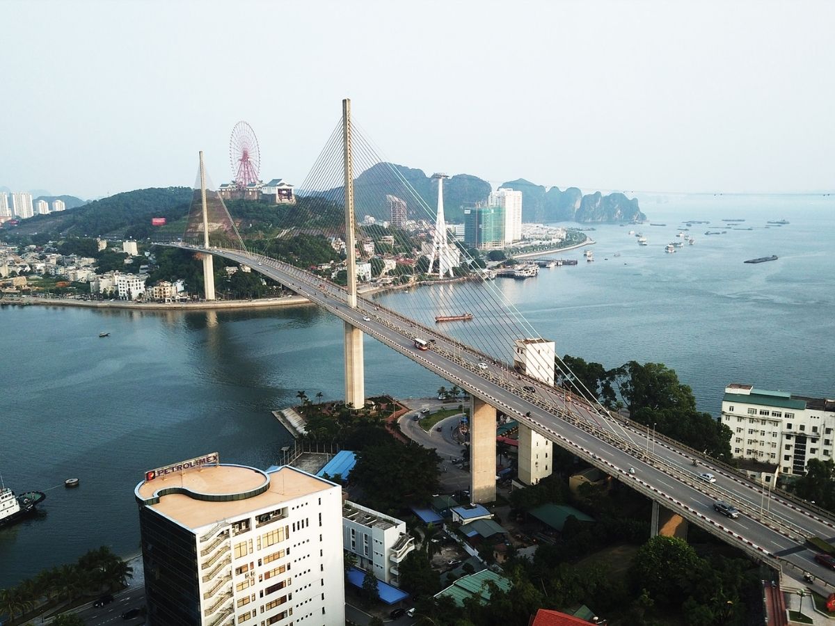 Với đường đi Sun World Ha Long từ Hòn Gai, lộ trình dễ đi và được nhiều người lựa chọn nhất là đi qua cầu Bãi Cháy. (Nguồn: Sưu tầm)