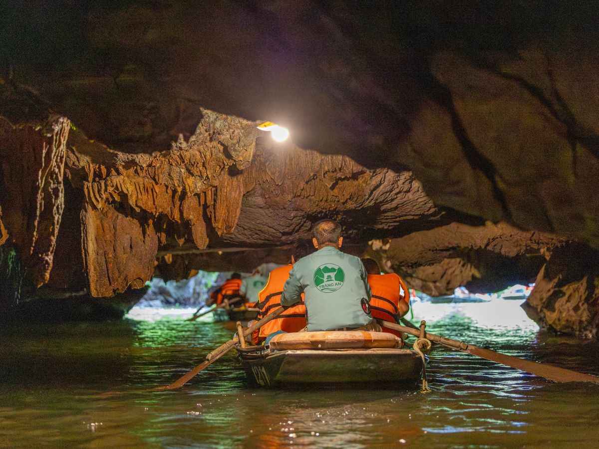 Ninh Bình là địa điểm du lịch có nhiều trải nghiệm tham quan hấp dẫn và mới lạ khiến du khách mê mẩn.