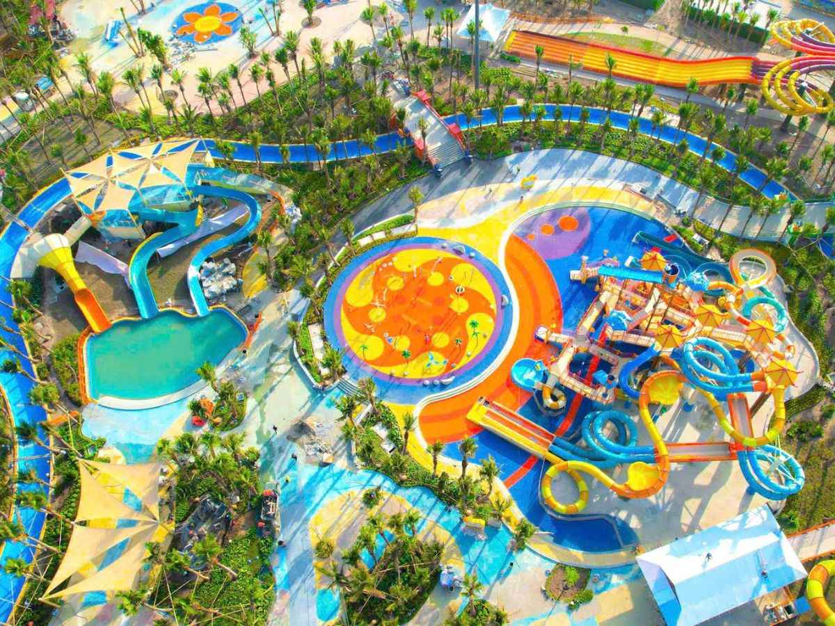 Không gian tại Sun World Ha Nam rực rỡ sắc màu với kiến trúc mang dấu ấn làng quê.