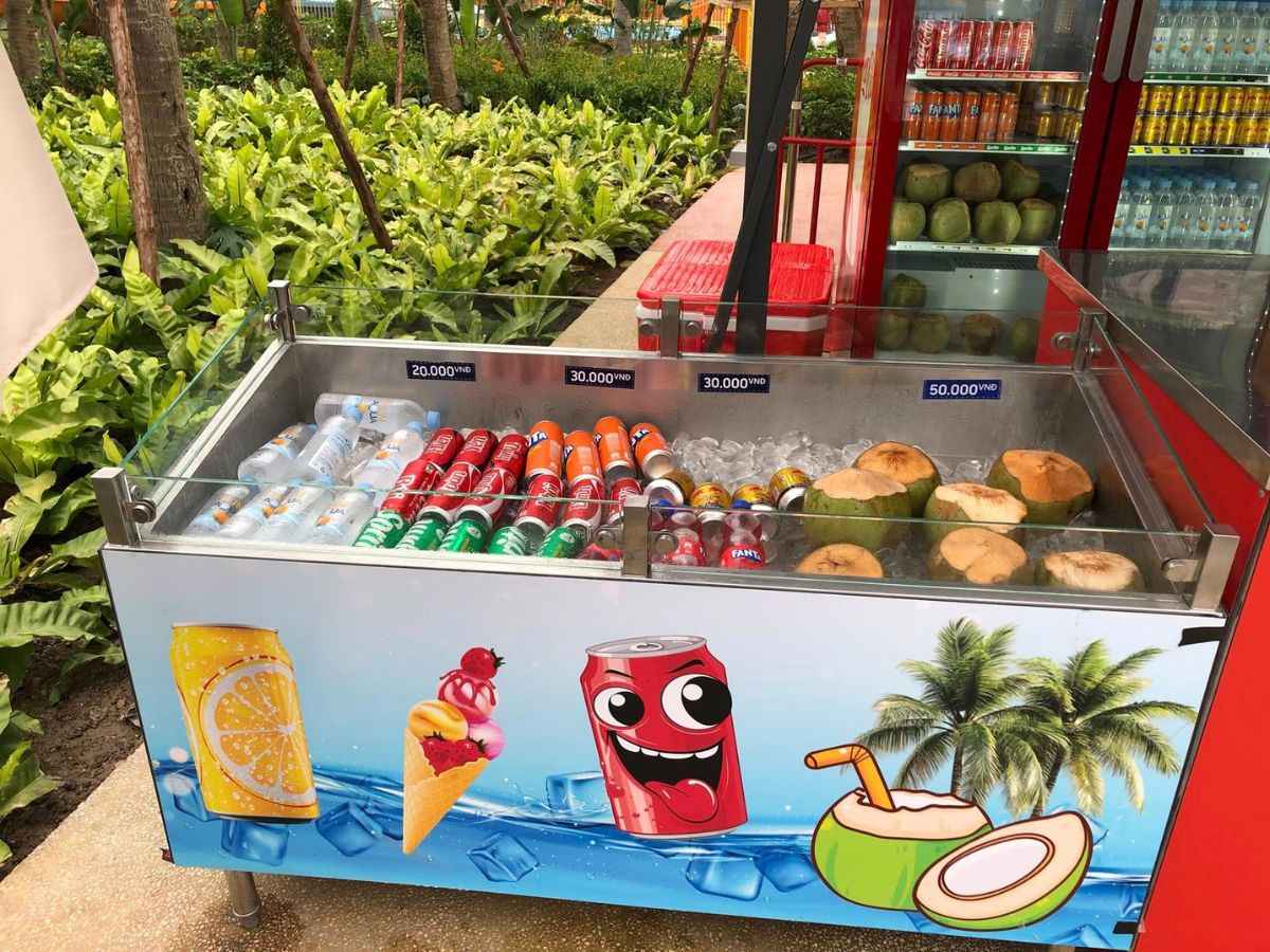 Sun World Ha Nam có các khu vực dành riêng cho đồ ăn vặt và giải khát, tập trung chủ yếu tại khu vực trung tâm và gần các trò chơi lớn.