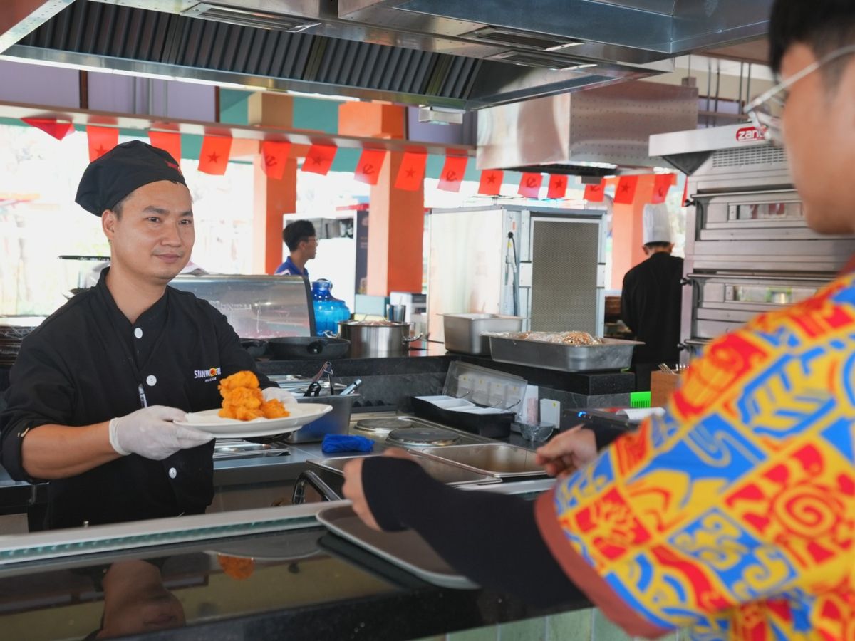 Khu ẩm thực ở Sun World Ha Nam phục vụ đa dạng các món ăn để du khách có thể lựa chọn theo sở thích và hợp lý chi tiêu cho chuyến đi.