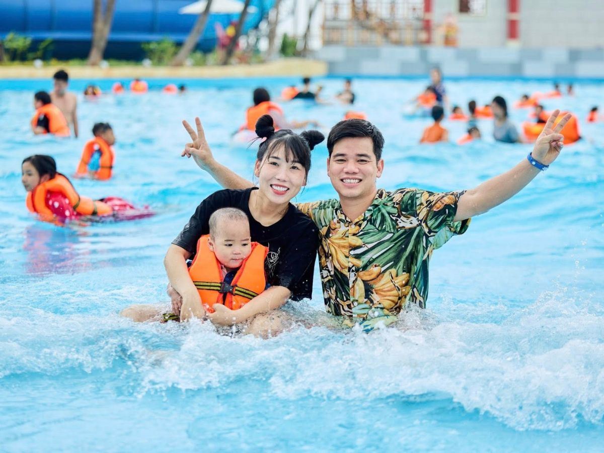 Các bé nhỏ vẫn có thể vui chơi cùng ba mẹ của mình trong các phân khu trò chơi phù hợp cho gia đình tại Sun World Ha Nam.