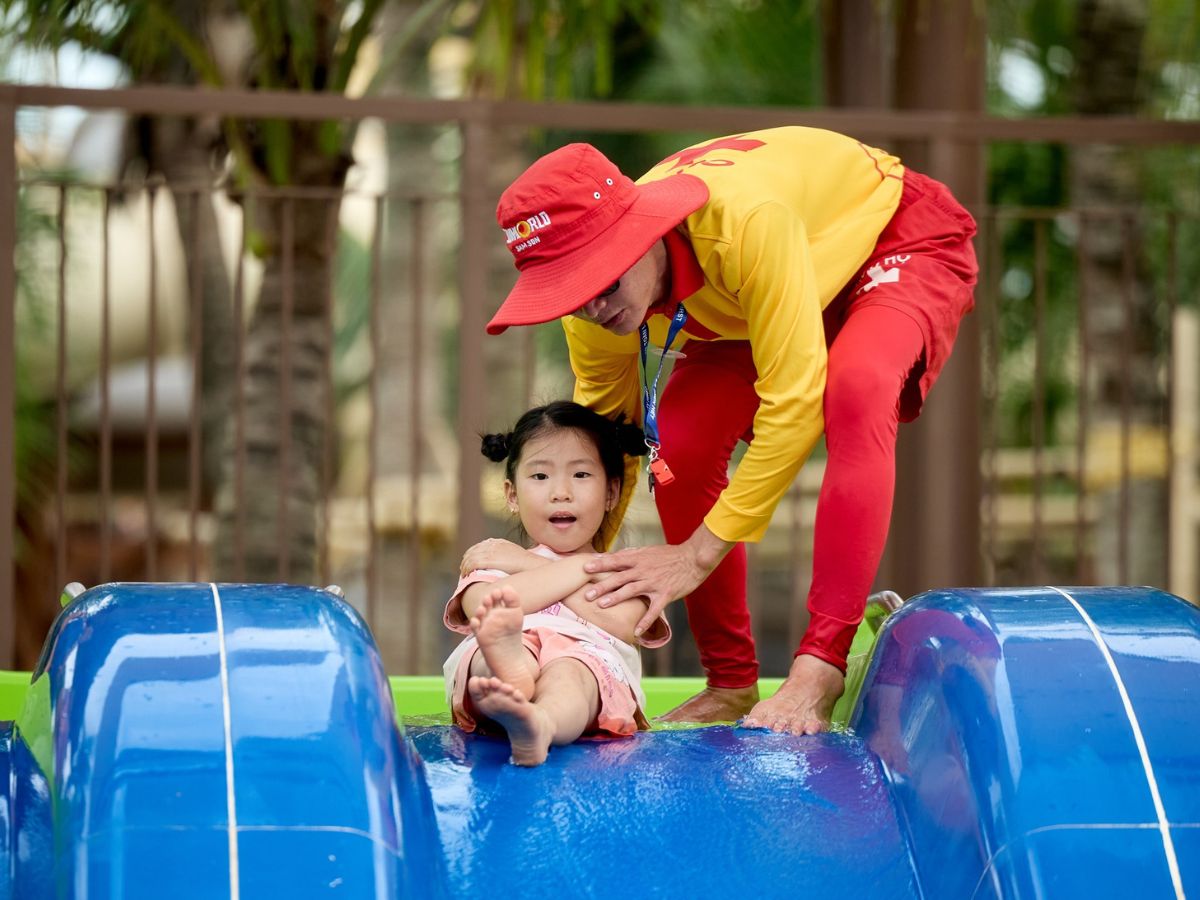 Các nhân viên ở khu vui chơi Sun World Ha Nam luôn chú ý đến các yếu tố an toàn cho bé khi tham gia các trò chơi ở khuôn viên.