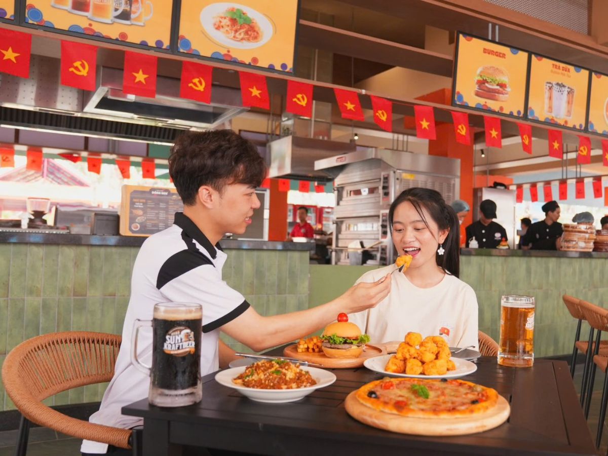 Các combo vé tại Sun World Ha Nam thường kết hợp giữa vé vào cổng công viên nước và một suất ăn tự chọn tại hệ thống nhà hàng trong khuôn viên.