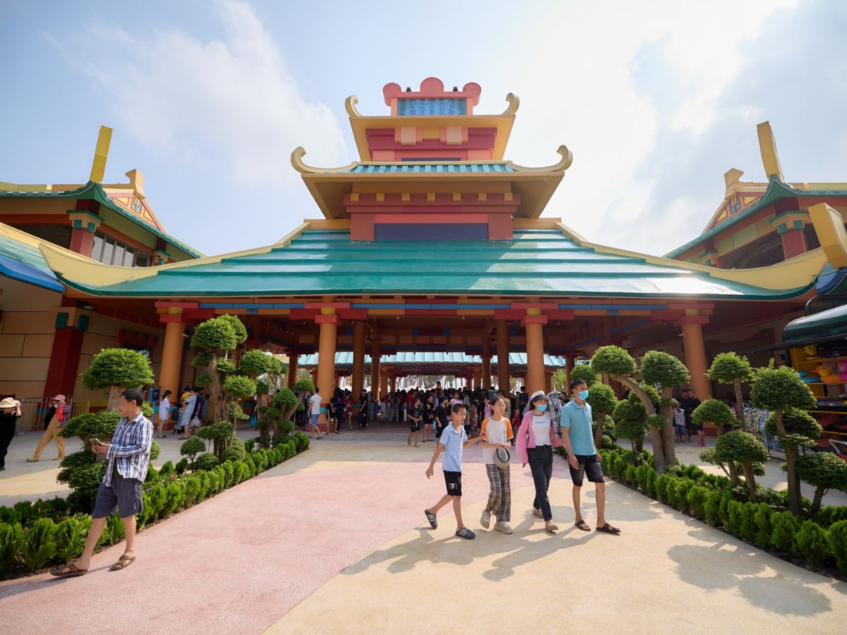 Bạn nên dành thời gian dạo quanh và check-in khi vừa vào cổng Sun World Ha Nam
