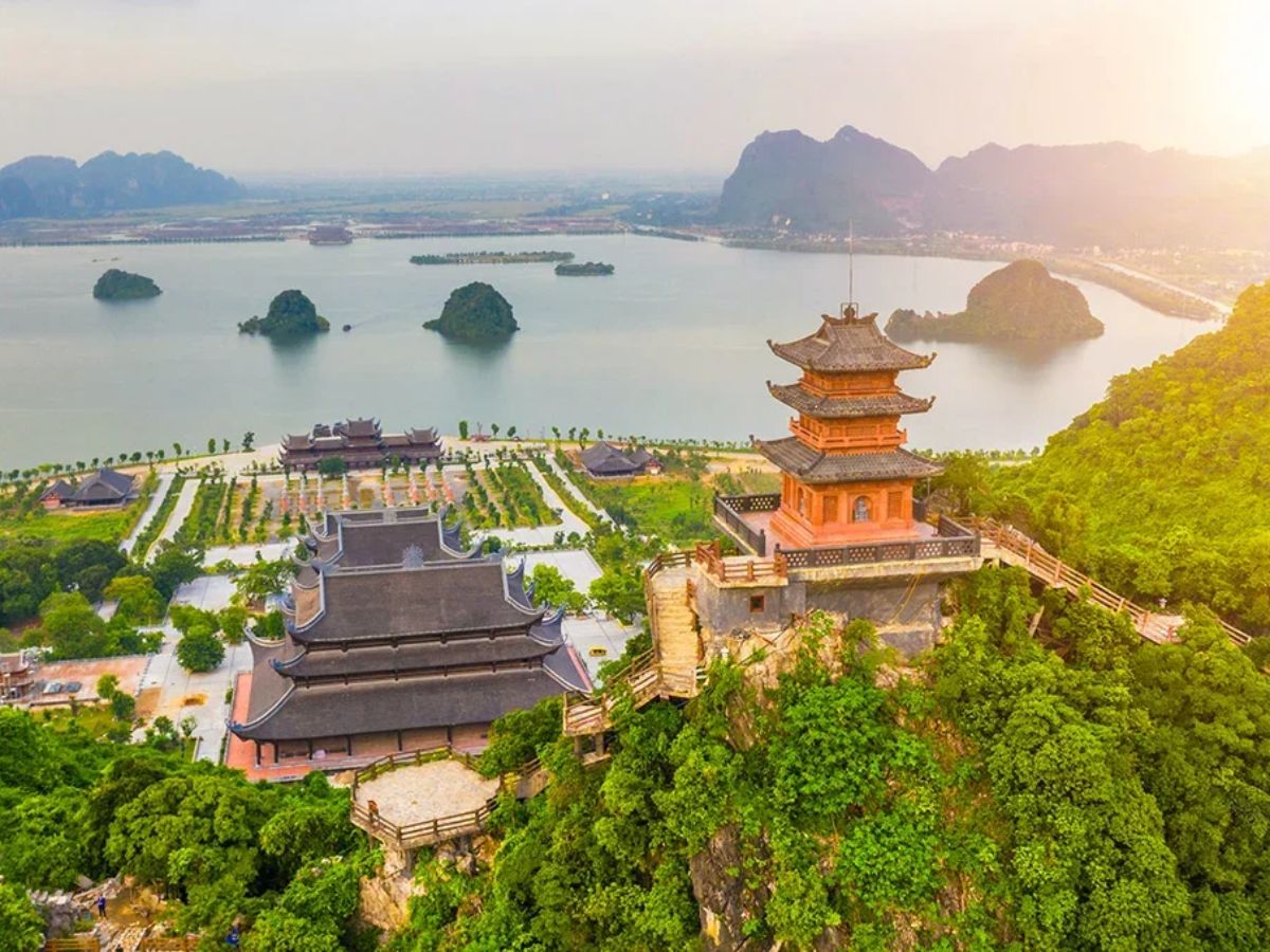 Bạn có thể đi trong ngày từ Hà Nội và tham quan chùa Tam Chúc với cảnh quan hùng vĩ