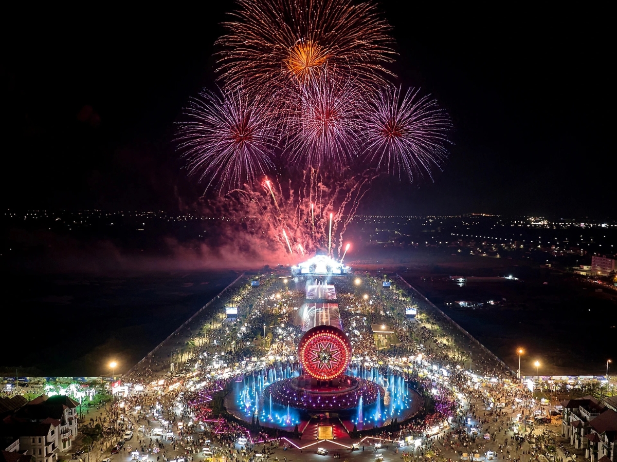 Chiêm ngưỡng màn trình diễn pháo hoa rực rỡ tại quảng trường Thời Đại. (Nguồn: Sưu tầm)